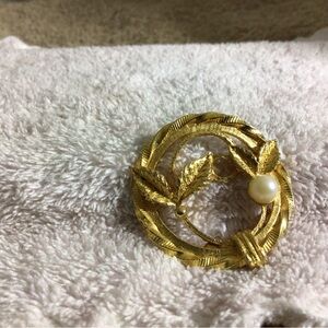 Vintage Gold-Tone Wreath Brooch with Pearl Accent